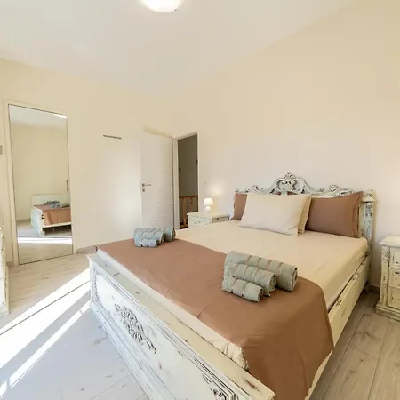 Yiasemi Maison *